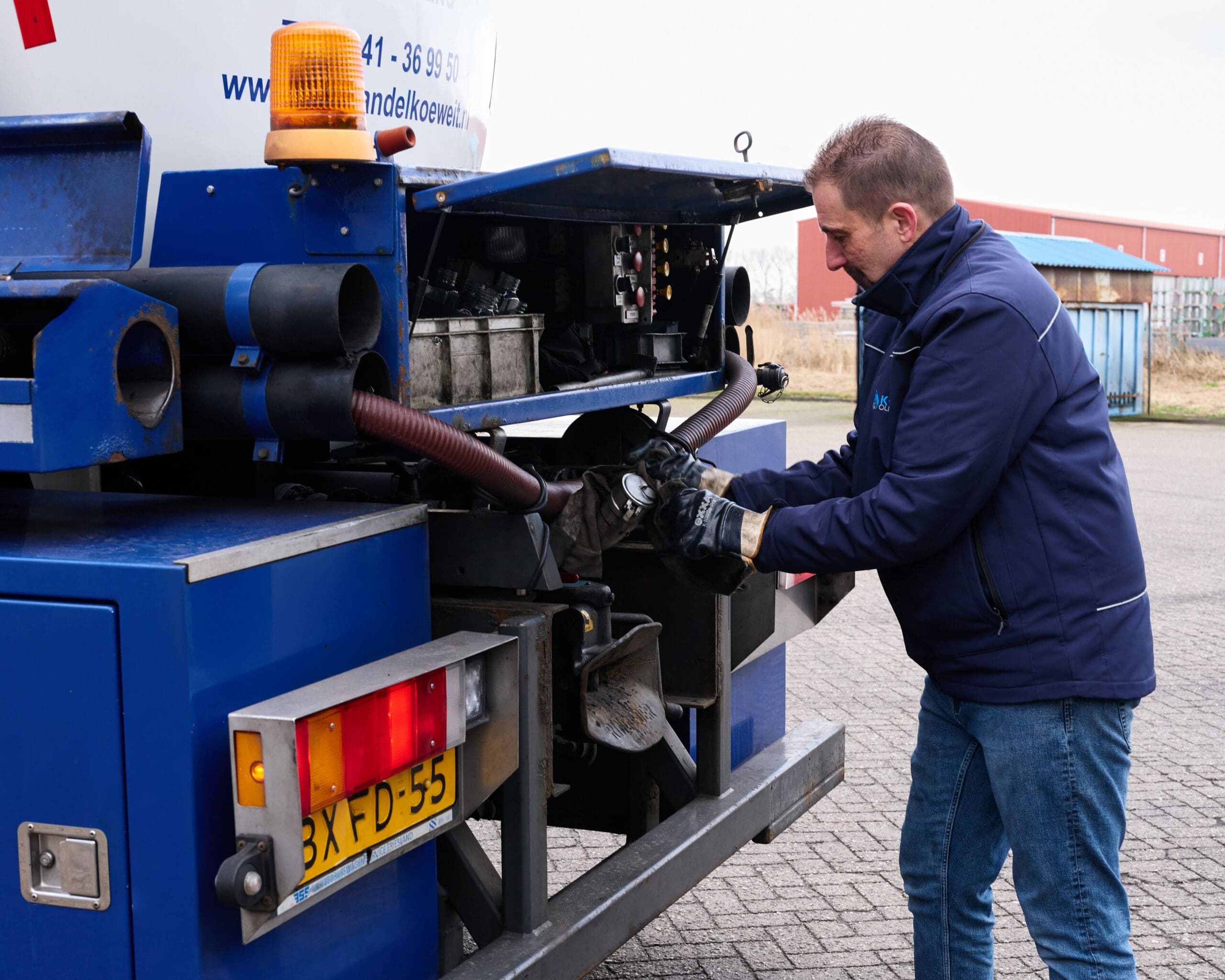 Oude oliefilters af laten voeren